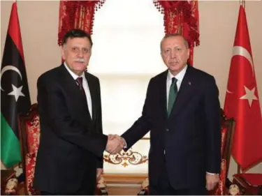  ??  ?? Erdogan hielp premier Fayez alSarraj (l.) met drones, voertuigen en soldaten.