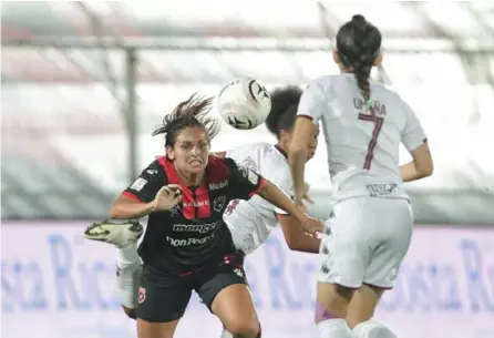  ?? JOHN DURÁN ?? Raquel Rodríguez se vio esforzada en el partido, mientras que Jeimy Umaña fue de menos a más. El empate se torna justo. Las rojinegras están muy cerca de asegurar el liderato.