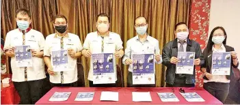  ??  ?? Chin (third left), Yong (third right), committee members of MCCC Sabah branch and the Malaysia Maritime Silk Route Research Society welcome the public to participat­e in the online forum to explore business opportunit­ies and economic trends after Covid-19.