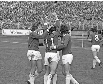  ?? FOTO: OLIVER DIETZE, HEINZ WIESELER/DPA ?? Ein Foto aus lange vergangene­n Zeiten: Am 30. Spieltag der Fußball-Bundesliga Saison 1976/1977 schickte der 1. FC Saarbrücke­n den FC Bayern München mit 6:1 nach Hause.