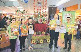  ??  ?? (From left) Tong Seng Huat’s marketing assistant Mey Ang Shiew Ling, Boulevard’s assistant executive Ramlah Baro, Wee, Boulevard’s senior manager Joseph Lee and Tong Seng Huat’s sales executive Jimmy Yii invite all to take part in the ‘Guess & Win’...