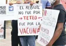  ?? FRANCISCO ARIAS ?? Pancartas de la protesta de ayer tarde de los antivacuna­s.