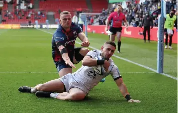  ??  ?? Gloucester’s Kyle Moyle touches down to prevent a try from Bristol Bears’ Ben Earl