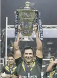  ??  ?? 0 Australia’s captain Cameron Smith lifts the 2013 World Cup.