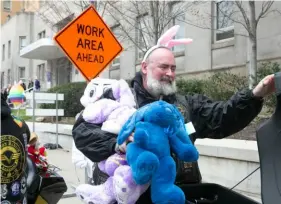  ?? John Colombo/For the Post-Gazette ?? Lew Thomas, president of the Steel City Vulcan Riders Motorcycle Associatio­n, holds stuffed animals to hand out to kids at UPMC Western Psychiatri­c Hospital on March 30 in Oakland.