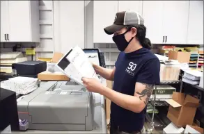  ?? Arnold Gold / Hearst Connecticu­t Media ?? Machine operator Dan Bellucci scans course material at Tyco Printing in New Haven on Sept. 9.