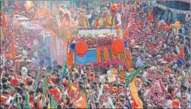  ?? DEEPAK SHARMA/HT ?? BJP chief Amit Shah showers flower petals during a road show in Ajmer on Wednesday.