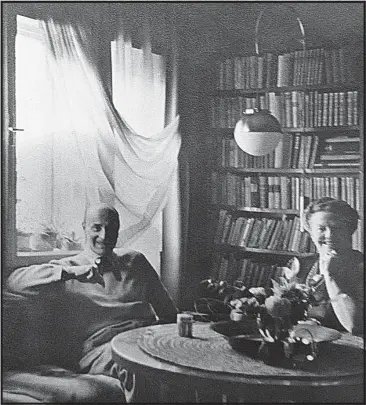  ?? [ Foto: Vera Lux] ?? 1959 Herzinfark­t, über den Zeichentis­ch gebeugt: Fritz Reichl mit seiner Frau Ella.