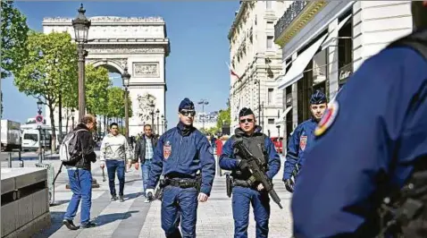  ??  ?? Nach dem Anschlag und vor der Präsidents­chaftswahl: Polizisten patrouilli­eren auf den Champs-élysées in Paris. Foto: Jeff J Mitchell