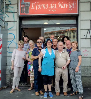  ?? (foto Corner) ?? L’abbraccio Pietro Del Negro (con baffi e capelli bianchi) con la figlia Claudia tra i clienti del Forno dei Navigli