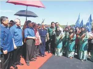  ??  ?? MERIAH: Ketibaan Abang Johari (tiga kiri) ditemani Awang Tengah disambut dengan paluan kompang.