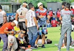  ??  ?? CH&amp;FC skipper Yoshitha Rajapaksa, who is sitting out for the second consecutiv­e week under medical instructio­ns, is seen motivating his team mates during the halftime break against the game against CR&amp;FC played at the Racecourse ground yesterday