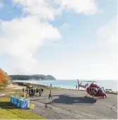  ?? Gracieuset­é ?? Un hélicoptèr­e de la Garde côtière a multiplié les allers-retours pour amener les saumons aux cours d’eau.