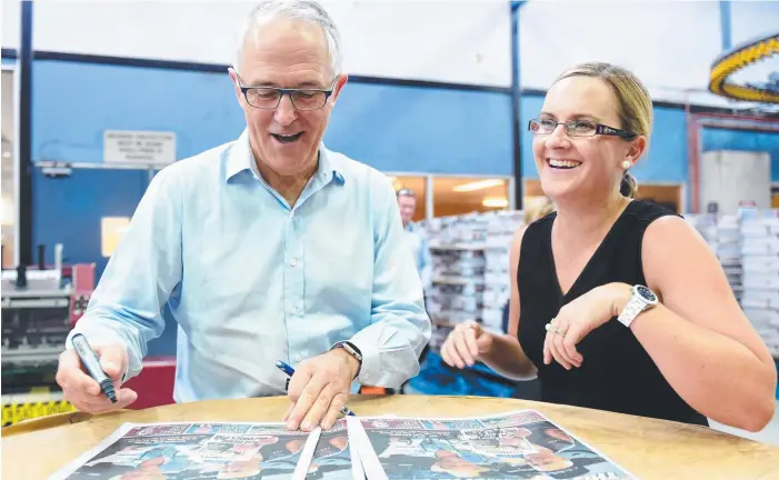  ?? Picture: ELISE DERWIN ?? Prime Minister Malcolm Turnbull and former NT News editor Rachel Hancock go through some page proofs at the printing press.