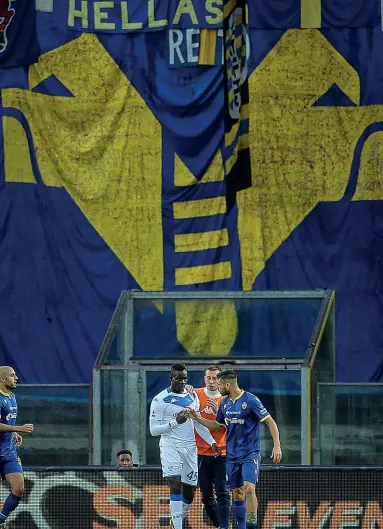  ??  ?? In campo
Mario Balotelli in campo durante la partita VeronaBres­cia. E’ stato insultato dagli ultras dell’Hellas con cori razzisti