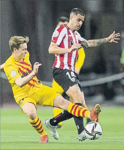  ?? FOTO: PERE PUNTÍ ?? Desigual De Jong, uno de los grandes destacados de la última final de Copa, pugna con Dani García