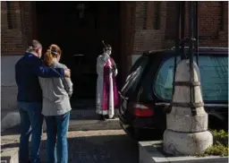  ?? ARMANGUE/AP BERNAT ?? En Madrid, España, un sacerdote despide así a una persona fallecida por covid-19. Al menos, el féretro fue despedido por dos familiares.