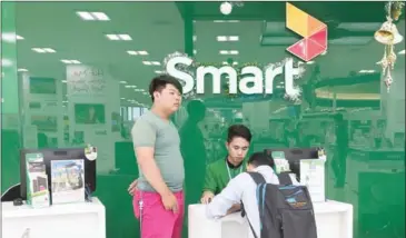  ?? ELI LILLIS ?? Smart staff serve customers at their Aeon Mall branch in Phnom Penh yesterday.