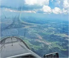  ?? FOTO: AERO-CLUB KLIPPENECK ?? Aus dem Cockpit der Discus bT blickt Markus Heller vom Aero-Club Klippeneck bei seinem Flug auf Meßstetten und Albstadt mit der Wolkenstra­ße voraus.