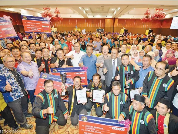  ??  ?? Chief Minister Datuk Seri Panglima Musa Haji Aman and Federal Rural and Regional Developmen­t Minister Datuk Seri Ismail Sabri Yaakob in a group shot with recipients of a course for Village Developmen­t and Security Committee heads and winners of Desa...