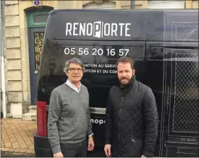  ??  ?? Jean-Paul Carreau (à g.) et Laurent Bolzer retapent les vieilles portes.