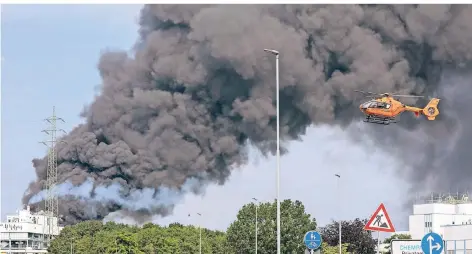  ?? FOTO: IMAGO ?? Die Explosion in der Leverkusen­er Müllverbre­nnungsanla­ge hat eine gigantisch­e Rauchwolke aufsteigen lassen.