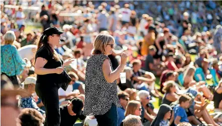  ?? PHOTOS: SIMON O’CONNOR/STUFF ?? The sun and the stars shone for everyone at A Summer’s Day Live.