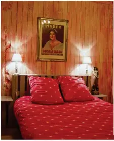  ??  ?? Sous le regard de Gloria Lasso : la déco kitsch très étudiée de la chambre d’hôte.