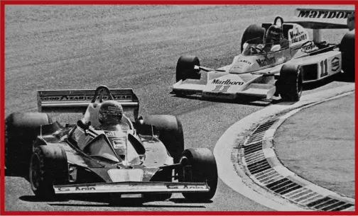  ??  ?? Lauda (Ferrari) leads Hunt (McLaren)