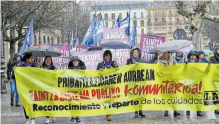  ?? Foto: Iban Aguinaga ?? Mujeres del sindicato LAB en su marcha al Palacio de Navarra.