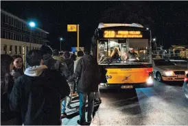  ??  ?? Deputados defendem alargament­o dos horários dos transporte­s