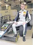  ?? FOTO: KN ?? Julian Hanses mit seinem Formel 4Rennwagen.
