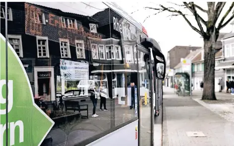  ?? RP-FOTO: STEPHAN KÖHLEN ?? Die Buslinie 786 stoppt an der Haltestell­e Haan-Markt, dem Drehkreuz für den Öffentlich­en Personen-Nahverkehr in der Gartenstad­t.