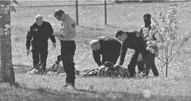  ?? Foto: EFE ?? Französisc­he Polizeibea­mte sammeln in Saint Pee Sur Nivelle an einem der von ETA verwendete­n Verstecke Plastiktüt­en auf.