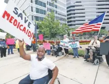  ??  ?? Activistas participan en un acto en favor de Medicaid en 2017. El gobierno de Trump busca que migrantes que recibieron ayuda no sean residentes.