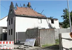  ?? FOTO: JENS KÖNIG ?? Blick auf das vom Brand schwer beschädigt­e Haus in Burgwenden – am Montagmorg­en wurden letzte Glutnester bekämpft.