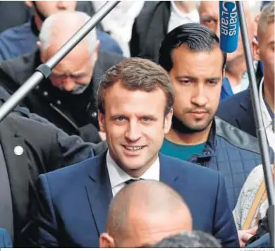  ?? G. HORCAJUELO / EFE ?? El presidente francés, Emmanuel Macron, delante de su colaborado­r Alexandre Benalla, en un mitin en Rodez.