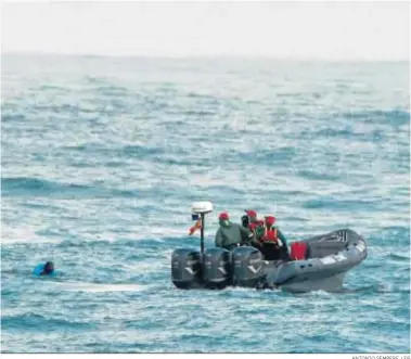  ?? ANTONIO SEMPERE / EP ?? Agentes de Salvamento Marítimo recogen ayer en aguas de Ceuta a un inmigrante que partió desde Marruecos.