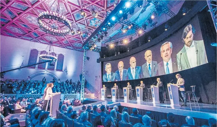  ?? CÁMARA NACIONAL ELECTORAL ?? Batalla desde el atril. Macri, Espert, Gómez Centurión, Lavagna, Fernández y Del Caño, en el primer debate obligatori­o que fija la ley, anoche en Santa Fe.