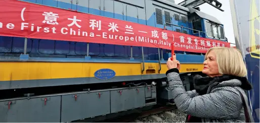  ??  ?? Le 17 décembre 2017, le premier train pilote Chine-Europe qui relie Chengdu, capitale de la province du Sichuan, à Milan, en Italie, entre en gare de Chengdu.