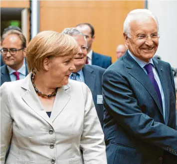  ?? Foto: Soeren Stache, dpa ?? Bundeskanz­lerin Angela Merkel (CDU) und Bayerns Ministerpr­äsident Edmund Stoiber (CSU) im Jahr 2012: Später soll Stoiber CDU-Politiker Wolfgang Schäuble zum Sturz von Merkel gedrängt haben.