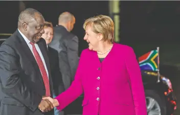  ??  ?? La canciller alemana, Angela Merke, da la bienvenida al presidente sudafrican­o, Cyril Ramaphosa (izq.), ayer durante su encuentro en la Cancillerí­a alemana en Berlín.