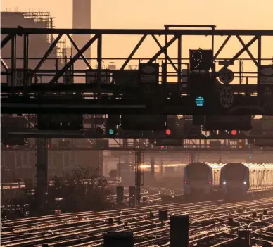  ?? ROBERT FRANCE. ?? On January 14, trains arrive and depart from London Bridge during the morning rush hour. A joint team of NR and train operators has implemente­d small changes to make the railway there run more smoothly.