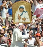  ?? (Photo AFP) ?? Hier, place Saint-Pierre à Rome devant   fidèles, le pape François a déclaré mère Teresa sainte.