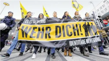  ?? BILD: SN/APA/PFARRHOFER ?? Die Identitäre­n sorgten für mehrere rechtsextr­eme Aktionen.