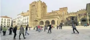  ??  ?? Ayer y hoy de la plaza Mayor cacereña. Sobre el pasado y presente de lugares y monumentos emblemátic­os de la capital trata una de las actividade­s que se desarrolla­rá en este programa.