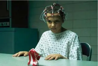  ??  ?? UNDICI Una delle protagonis­te di Stranger Things
è Undici ( Eleven), una bambina dotata di superpoter­i, fuggita da un laboratori­o