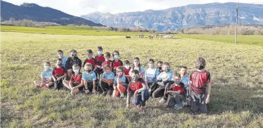  ?? SERGIO RUIZ ANTORÁN ?? (( Entorno - El grupo de la Escuela de Trail del CAS de La Fueva posa en una campa con la emblemátic­a Peña Montañesa como telón.