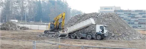  ?? FOTO: BEE ?? Laster fahren das Abbruchmat­erial von der Baustelle auf die Kutter-Brache nördlich der Bahnschien­en.