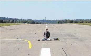  ?? FOTO: ARCHIV/HÖRBUGER ?? Im Jahresprog­ramm mit dabei: Daniel Beersteche­r mit seinem „Walk in time“, der 2019 extrem langsam die Donau entlang lief. Hier ist er auf dem Flugplatz Neuhausen ob Eck zu sehen.